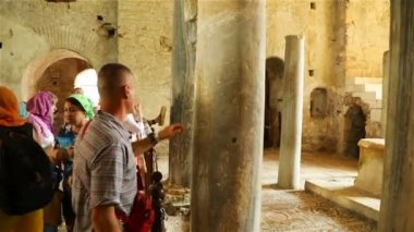 Turistler kutsal Aziz Niklas kilisesindeki sütunlara dokunur ve vaftiz edilirler.