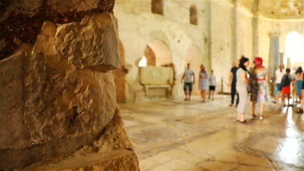 Vue intérieure de l'église Saint-Nicolas construite au IVe siècle — Video