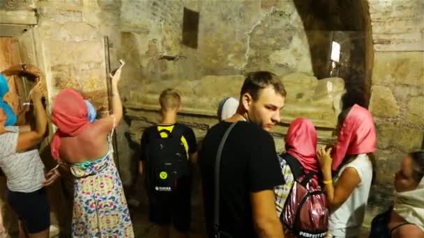 Туристы, прислонившиеся к саркофагу святого Николая Чудотворца в храме. Демре, Турция — стоковое видео
