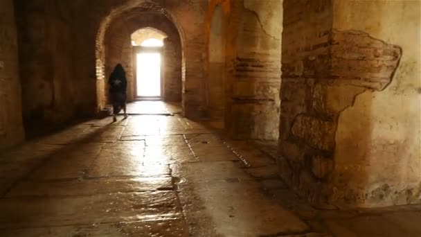 Εσωτερική άποψη της εκκλησίας του Αγίου Νικολάου με ογκώδεις τοίχους και αψιδωτά θησαυροφυλάκια — Αρχείο Βίντεο