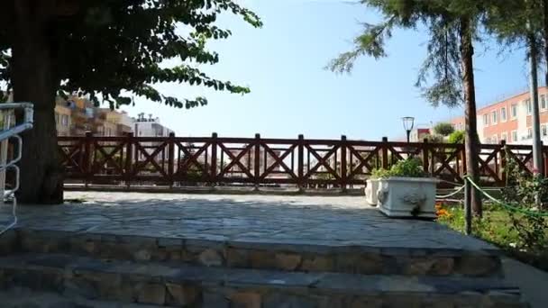 Subir las escaleras ofrece una hermosa vista de una gran plaza con fuentes. Turquía Demre — Vídeos de Stock