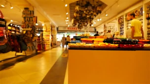 Butik med olika souvenirer för turister — Stockvideo