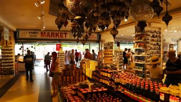 Turisté se zájmem vybrat suvenýry a dárky v obchodě — Stock video