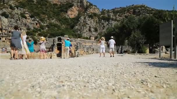 Touristen bewundern die lykischen Gräber mit Bewunderung — Stockvideo