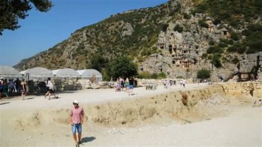 Kolezyumun yakınındaki Lycia mezarlarının kapı ve pencereleri kayalara oyulmuştur.