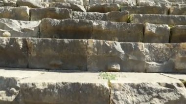 IV. Yüzyılın antik tiyatrosunun basamakları, binalar bizim zamanımıza göre sağlam ve iyi korunmuş.