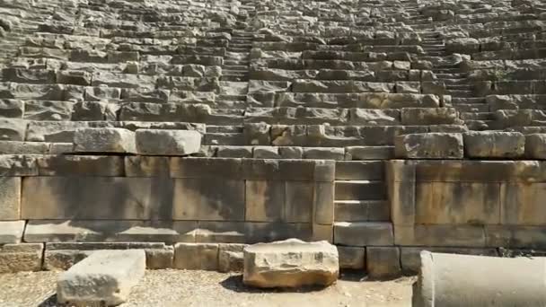 Sériová čísla na mnoha úlomcích kamene nebo mramoru ve starověkém divadle — Stock video