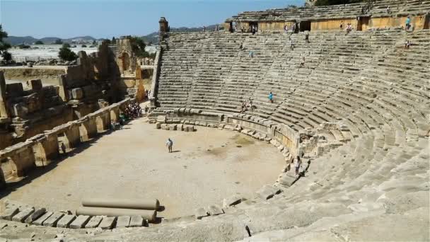 Griechisch-römisches Amphitheater aus dem 4. Jahrhundert inmitten der antiken Stadt des Friedens in der Türkei — Stockvideo