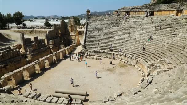 Blick von den oberen Stufen auf das griechisch-römische Amphitheater. die antike Stadt des Friedens in der Türkei — Stockvideo