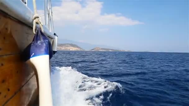 de sous un bateau en bois, l'eau est recueillie dans la mousse blanche de la mer profonde 