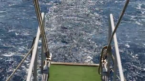 Del movimiento del barco por mar del barco viene espuma burbujeante con agua — Vídeo de stock