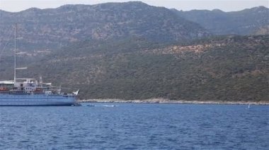 Motorlu teknelerle seyahat eden turistler.