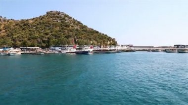 Gezici tekneler ve yatlar yolcularını bekliyor.