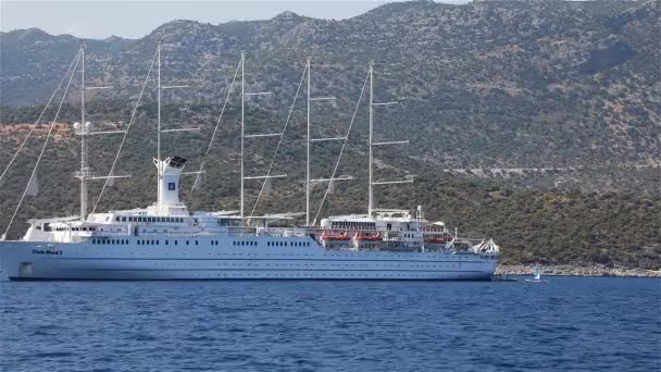 White ship with sails down aground near the mountains — Stock Video