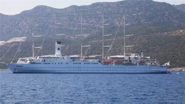 Kryssningsfartyg Club Med 2 väntar sina passagerare — Stockvideo