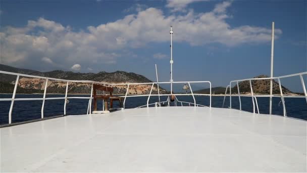 Vista del mar y las montañas desde la cubierta superior del yate — Vídeos de Stock