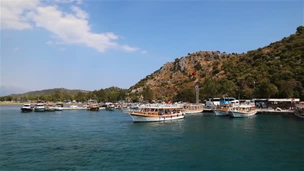 Barco con los turistas zarpan para una excursión desde la orilla. Turquía — Vídeo de stock