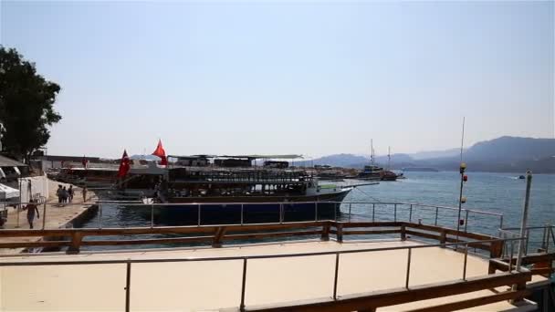 Turyści opuścili jacht i podążają za autobusami turystycznymi — Wideo stockowe