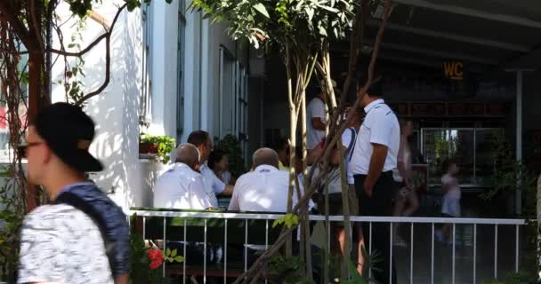 Guías y conductores esperan a los turistas en una mesa de café — Vídeo de stock