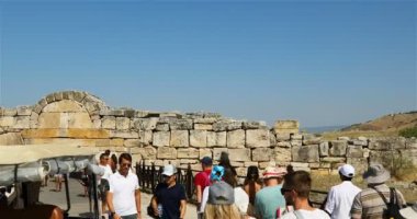 Küçük bir turist grubu tarihi mekanlara giden rehberlerini takip ediyor.