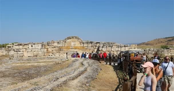 Μια ομάδα τουριστών ακολουθεί τα ιστορικά ερείπια της αρχαίας πόλης της Ιεράπολης — Αρχείο Βίντεο