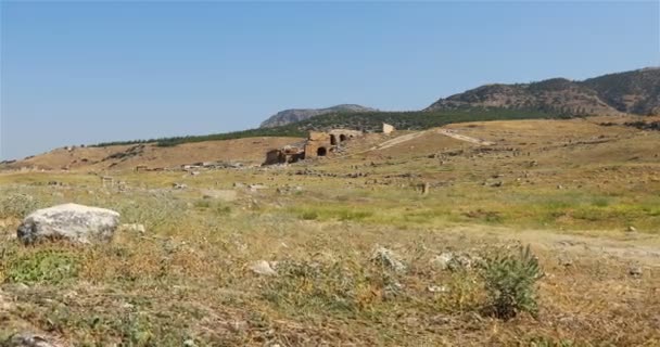 Ruiny a zříceniny starobylého města na úbočí kopce — Stock video
