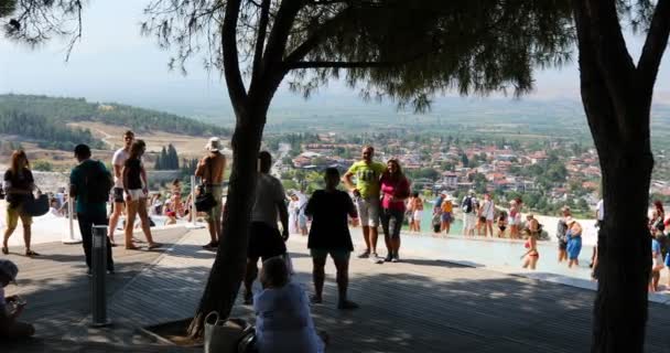 Eine Aussichtsplattform, auf der sich Touristen entspannen und die Aussicht von oben genießen — Stockvideo