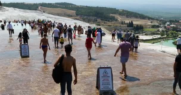 Έδαφος στην Τουρκία με γεωθερμικές πηγές, οι οποίες δεν έχουν κανένα ανάλογο οπουδήποτε στον κόσμο. Παμουκάλε — Αρχείο Βίντεο