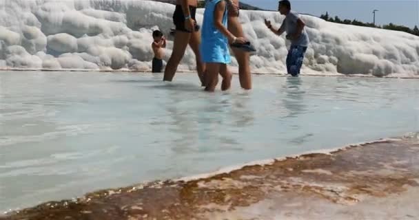 I turisti fanno il bagno nelle terme delle sorgenti di acqua curativa di montagna — Video Stock