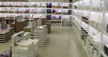 Raflarda geniş ve çeşitli yatak çeşitleri var.