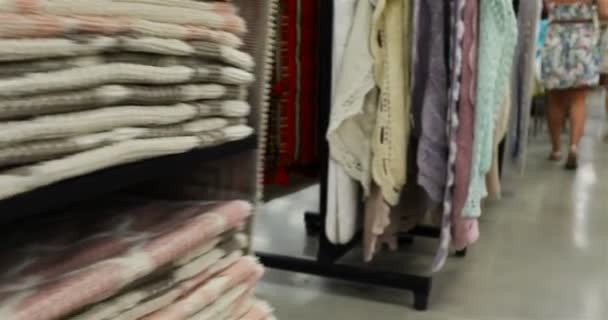 Kopers in de winkel kijken en kopen verschillende soorten goederen — Stockvideo