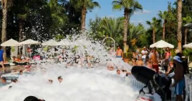 Köpük havuzun her yerine saçılmış.