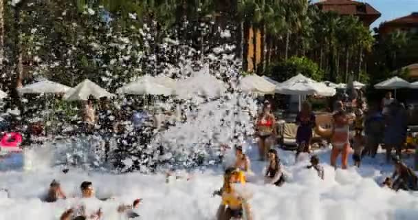 泡沫发生器用一顶大的白帽子向池子里喷射 — 图库视频影像