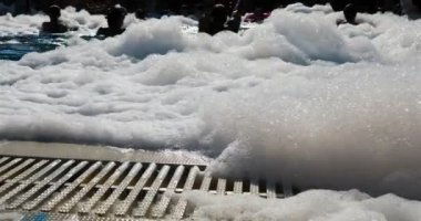 Havuzda bir kep sabunlu köpük insanları mutlu eder.