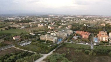 Dağların yamaçlarının altında dinlenme tesisleri ve otelleri olan bir tatil köyü. Hava görünümü