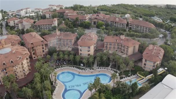 Hotel complexes and hotels for tourists in the coastal zone of the sea — Stok video