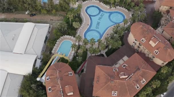 No território do hotel perto da piscina principal há uma pequena piscina com escorregas — Vídeo de Stock