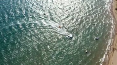 Motorlu tekne, turistleri şişirilebilir lastik bir botla kıyıya getirdi.