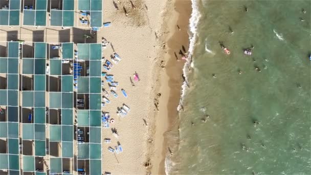 Turyści lubią pływać w morzu i opalać się na plaży — Wideo stockowe