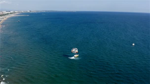 Водные виды спорта в курортной зоне Турции в Средиземном море — стоковое видео