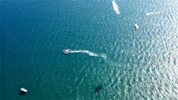 bateaux à moteur et bateaux avec touristes naviguent à travers la mer 