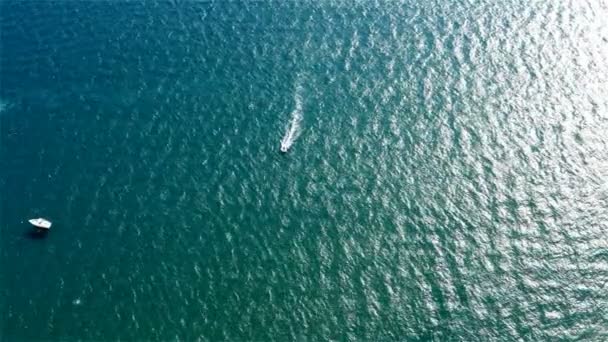 Туристы ездят по морю на воде. Аэрофотосъемка — стоковое видео