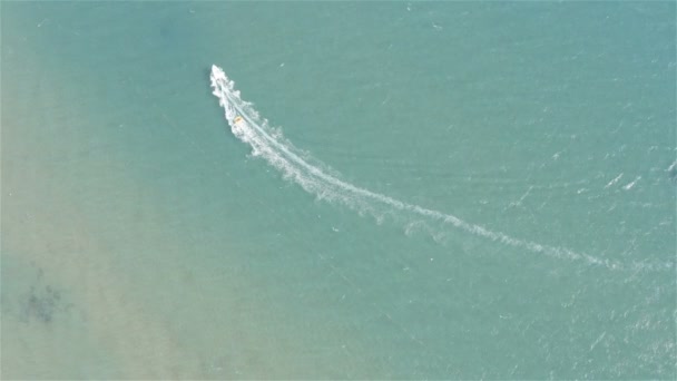 Le bateau tire un bateau en caoutchouc gonflable avec des touristes le long des vagues à grande vitesse — Video