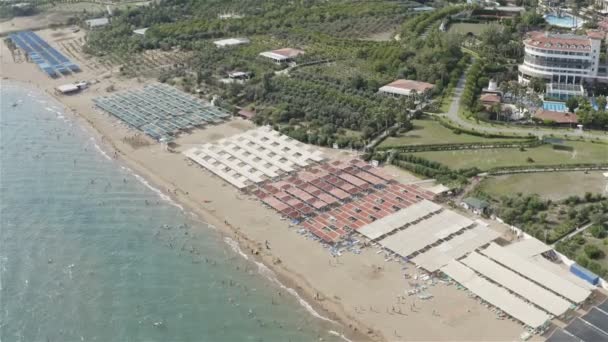 Zona de playa mediterránea con hoteles de ocio — Vídeos de Stock