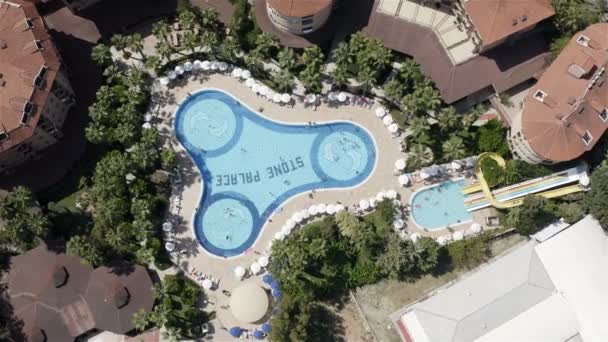 Hotel de cinco estrelas com piscina privada. Tiro superior — Vídeo de Stock