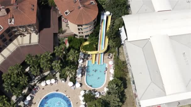 Una piscina con toboganes acuáticos para niños en el sitio. Tiro superior — Vídeo de stock