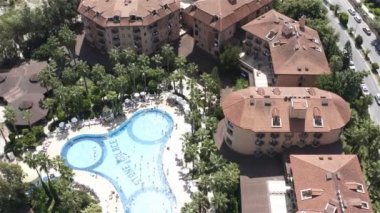 Larissa Stone Palace Oteli 'nin kendi altyapısına sahip iyi korunmuş arazileri var.