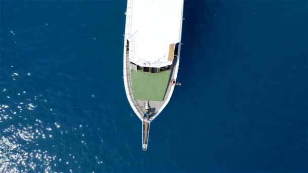 Turisták sétálnak egy jachton a nyílt tengeren a kék lagúnában — Stock videók