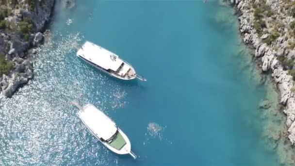 ヨットの近くの観光客は塩水で海で泳いでいます — ストック動画
