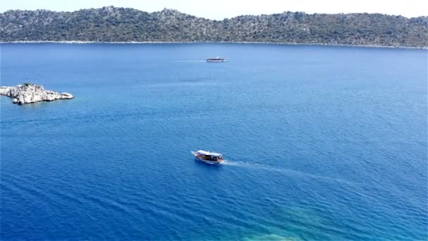 Enkeldeks boten rijden toeristen op volle zee voor de kust van Turkije — Stockvideo